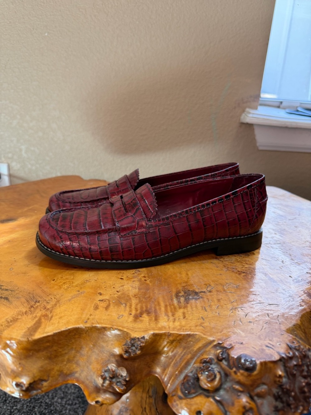 Franco Sarto crocodile-embossed leather loafers women’s size 6m.